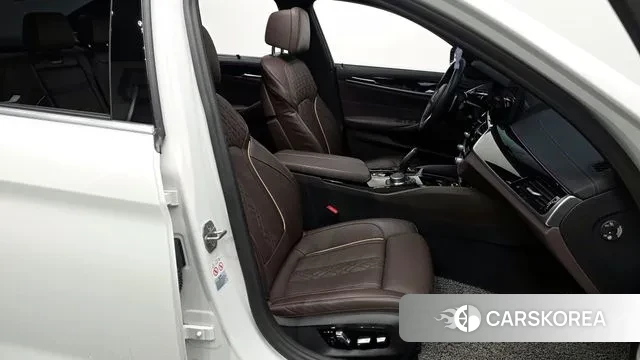 BMW 5 Series (G30) 2022 Белый из Кореи, фото 2