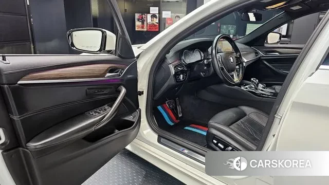 BMW 5 Series (G30) 2018 Белый из Кореи, фото 2