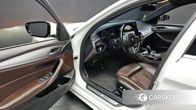 BMW 5 Series (G30) 2019 Белый из Кореи, фото 2