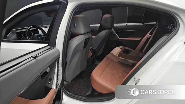 BMW 5 Series (G60) 2024 Белый из Кореи, фото 2