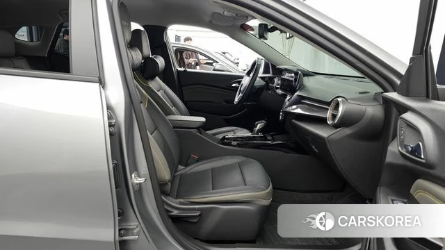 Chevrolet (GM Daewoo) Trax Crossover 2024 Серебристо-серый из Кореи, фото 2