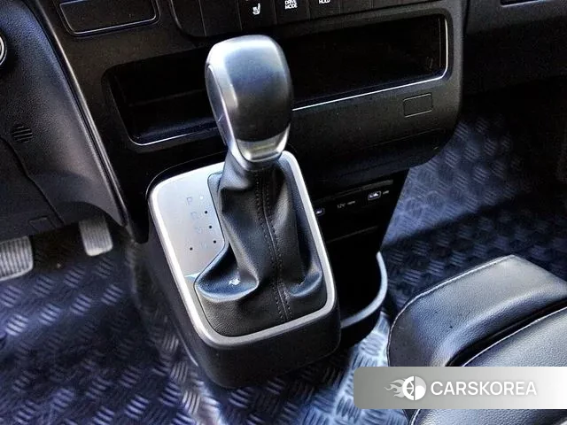 Hyundai Staria 2023 Белый из Кореи, фото 2