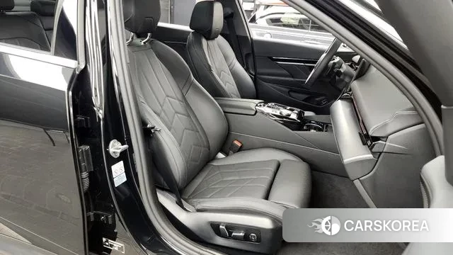 BMW 5 Series (G60) 2024 Черный из Кореи, фото 2