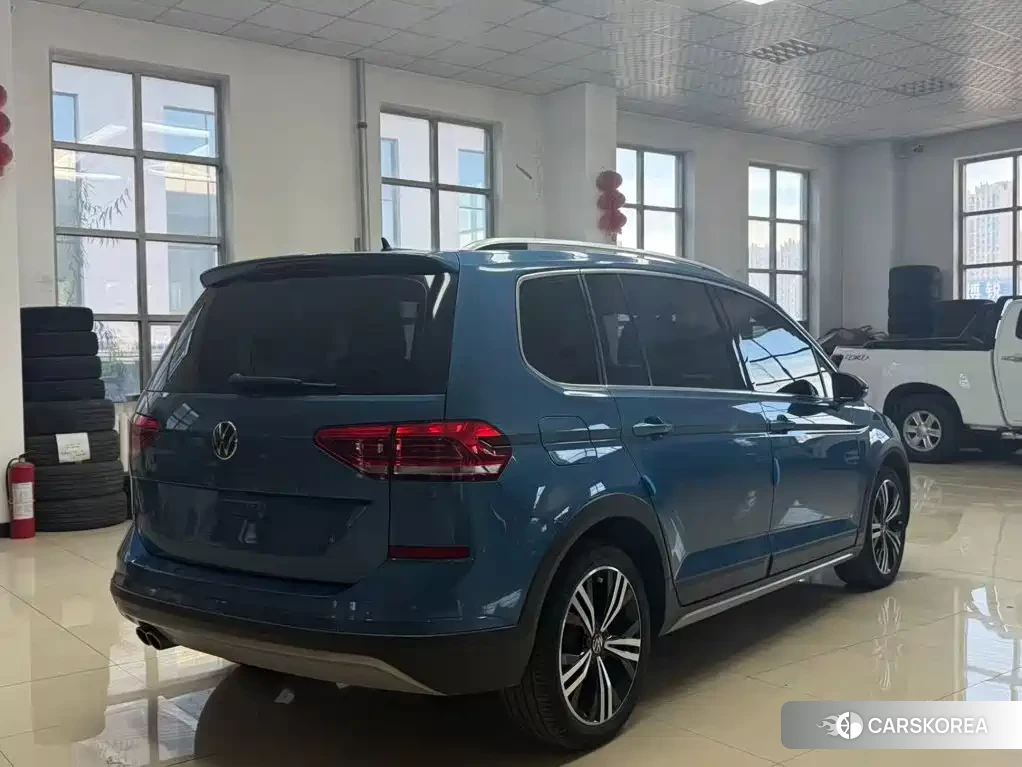 Volkswagen Touran L 2023 Синий из Китая, фото 2