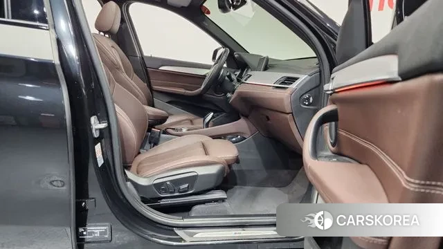 BMW X1 (F48) 2022 Черный из Кореи, фото 2