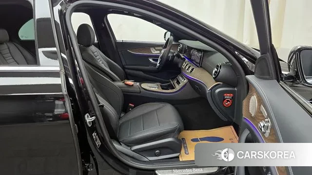 Mercedes-Benz E-Class W213 2023 Черный из Кореи, фото 2