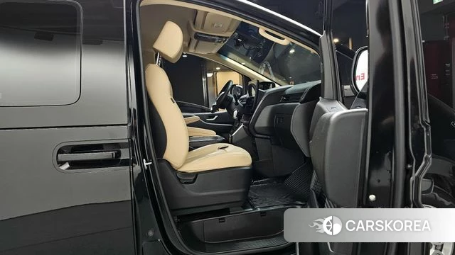 Hyundai Staria 2023 Черный из Кореи, фото 2