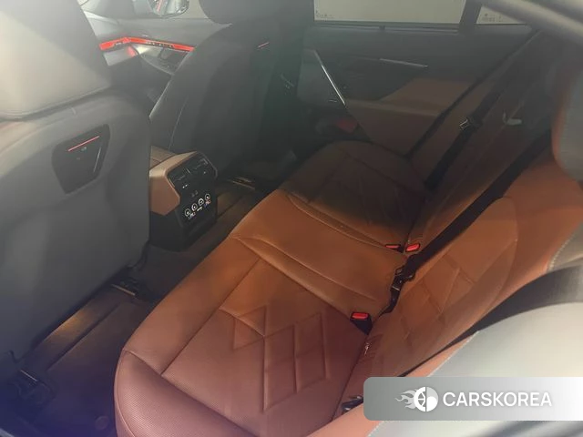 BMW 5 Series (G60) 2024 Цвет галактики из Кореи, фото 2