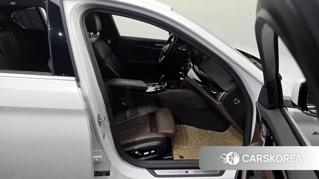 BMW 5 Series (G30) 2018 Белый из Кореи, фото 2