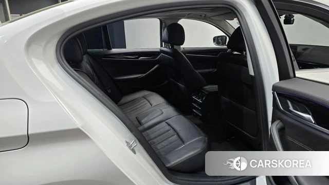 BMW 5 Series (G30) 2018 Белый из Кореи, фото 2