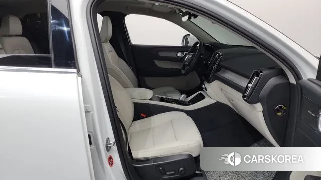 Volvo XC40 2023 Белый из Кореи, фото 2