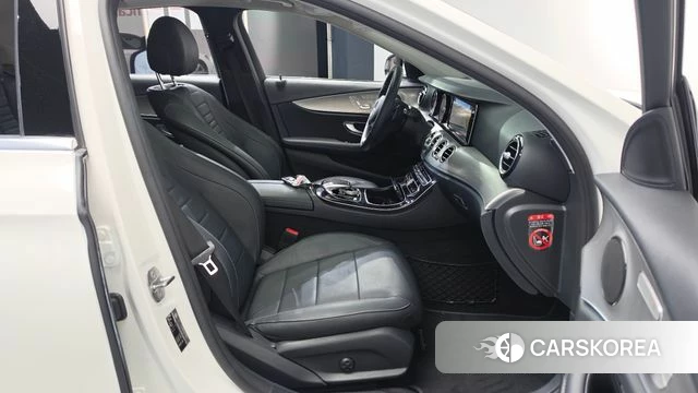 Mercedes-Benz E-Class W213 2018 Белый из Кореи, фото 2