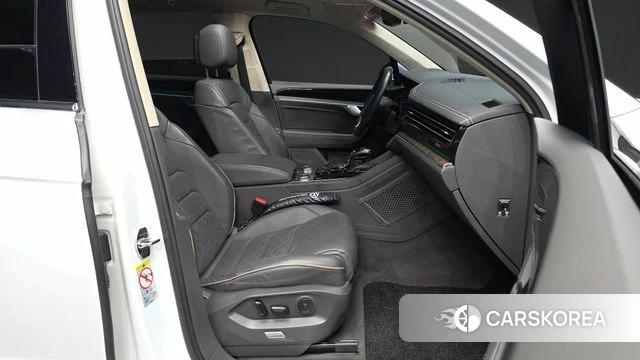 Volkswagen Touareg 3rd generation 2020 Белый из Кореи, фото 2