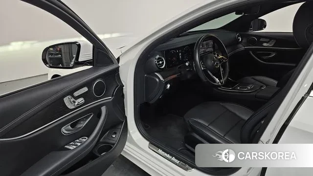 Mercedes-Benz E-Class W213 2023 Белый из Кореи, фото 2