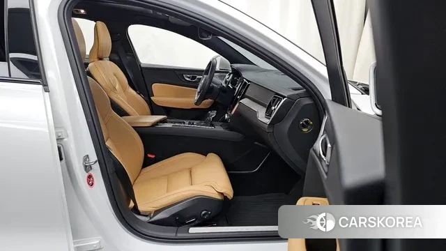 Volvo V60 Cross-Country 2nd Generation 2020 Белый из Кореи, фото 2