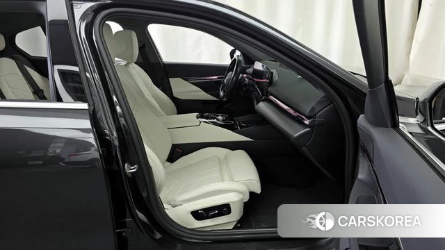 BMW 5 Series (G60) 2025 Серый из Кореи, фото 2