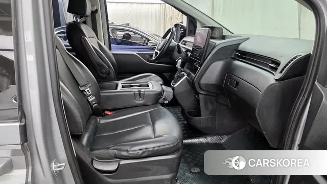 Hyundai Staria 2023 Серебряный из Кореи, фото 2