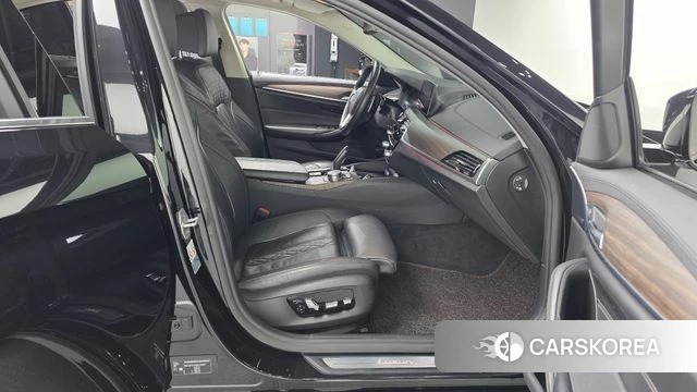BMW 5 Series (G30) 2019 Черный из Кореи, фото 2