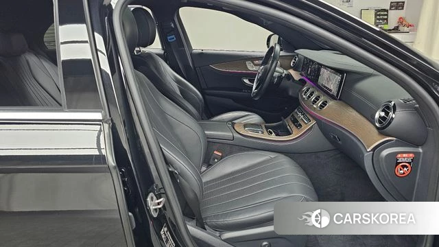 Mercedes-Benz E-Class W213 2023 Черный из Кореи, фото 2
