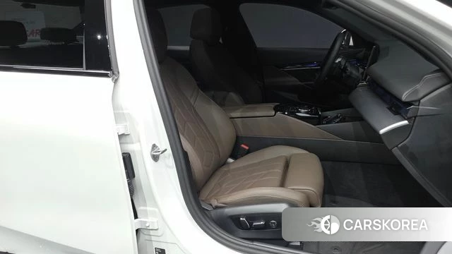 BMW 5 Series (G60) 2025 Белый из Кореи, фото 2