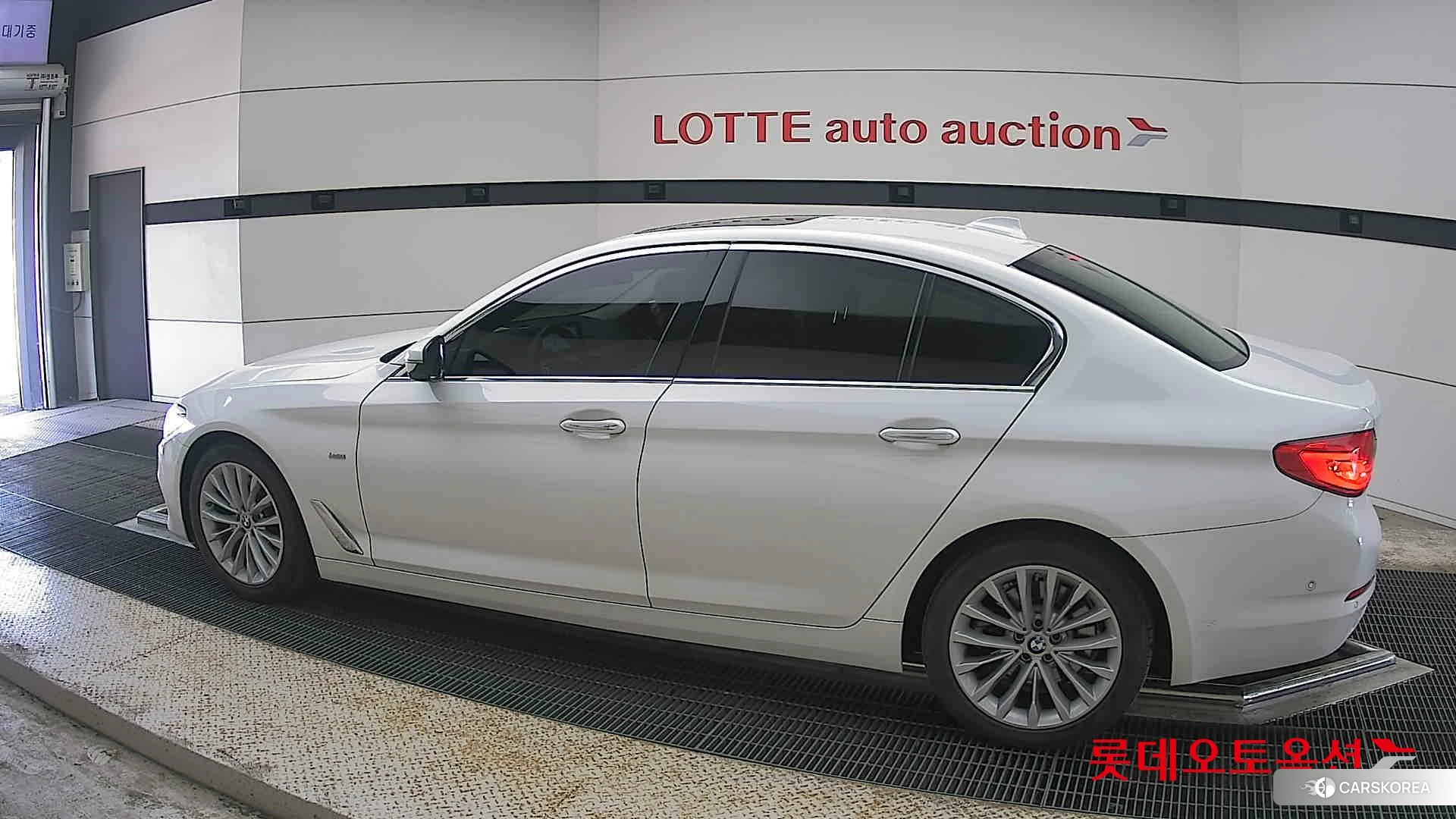 BMW  520d 2018 Белый из Кореи, фото 2