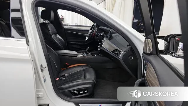 BMW 5 Series (G30) 2018 Белый из Кореи, фото 2