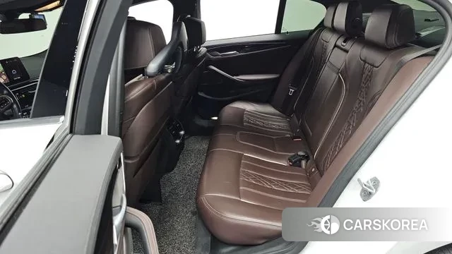 BMW 5 Series (G30) 2021 Белый из Кореи, фото 2