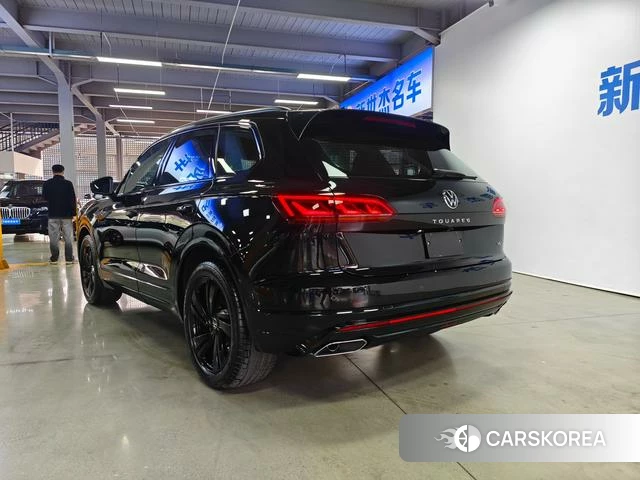 Volkswagen Touareg 2024 Черный из Китая, фото 2