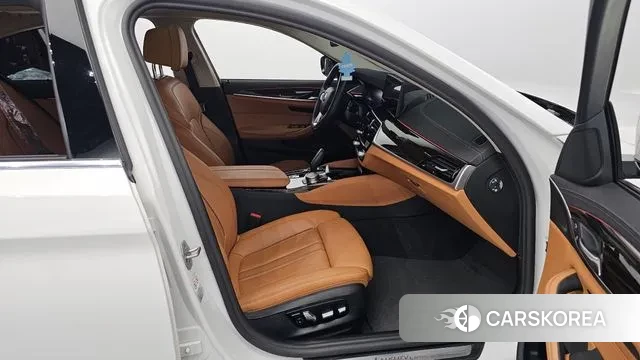 BMW 5 Series (G30) 2022 Белый из Кореи, фото 2