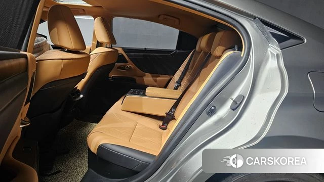 Lexus ES300h 7th generation 2023 Серебристо-серый из Кореи, фото 2