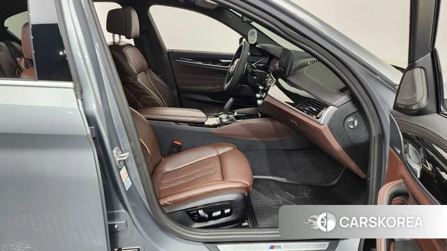 BMW 5 Series (G30) 2023 Серый из Кореи, фото 2