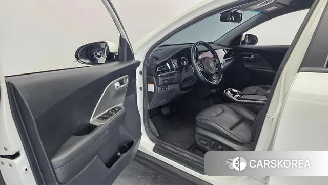 Kia Niro Plus 2022 Белый из Кореи, фото 2