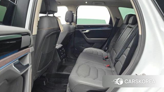 Volkswagen Touareg 3rd generation 2023 Белый из Кореи, фото 2