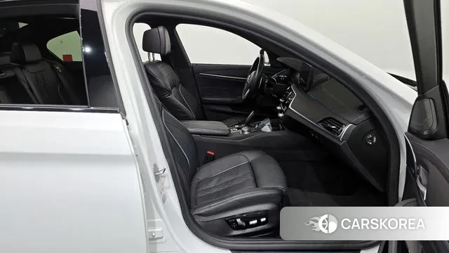 BMW 5 Series (G30) 2021 Белый из Кореи, фото 2