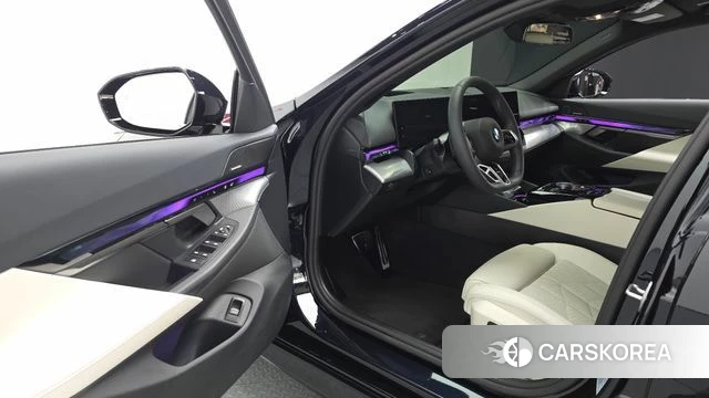 BMW 5 Series (G60) 2025 Черный из Кореи, фото 2