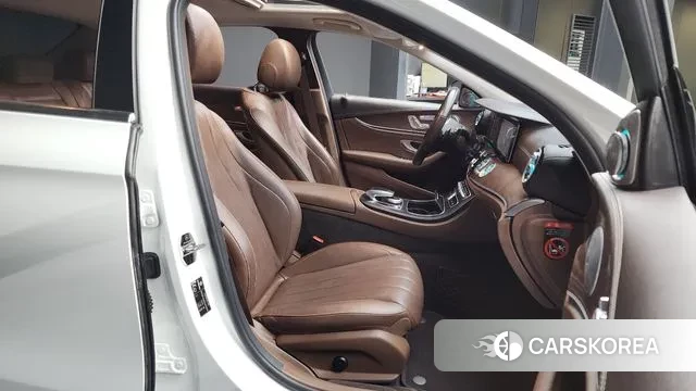 Mercedes-Benz E-Class W213 2018 Белый из Кореи, фото 2