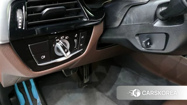 BMW 5 Series (G30) 2022 Серый из Кореи, фото 2