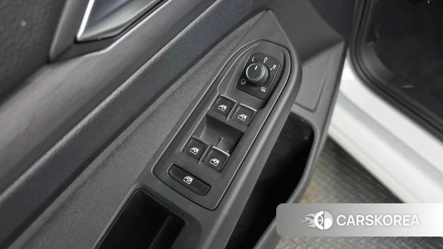 Volkswagen Golf 8th Generation 2022 Белый из Кореи, фото 2