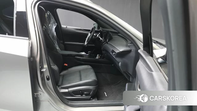 Lexus UX300h 2024 Серый из Кореи, фото 2