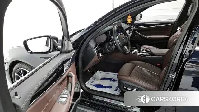 BMW 5 Series (G30) 2022 Черный из Кореи, фото 2