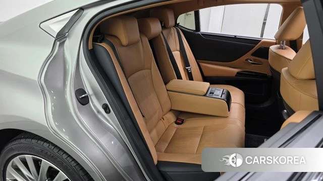 Lexus ES300h 7th generation 2024 Серебристо-серый из Кореи, фото 2