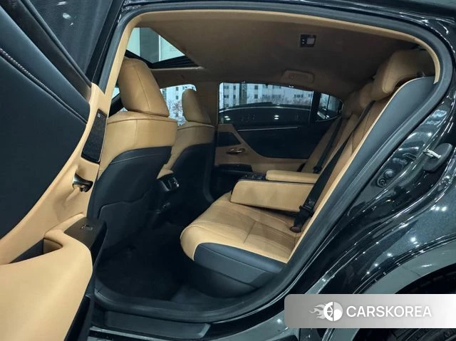 Lexus ES300h 7th generation 2024 Черный из Кореи, фото 2