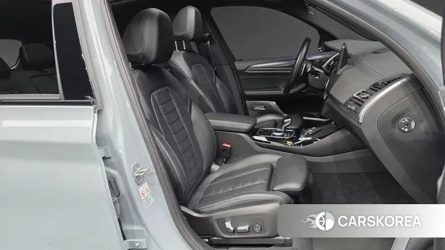 BMW X3 (G01) 2023 Светло-серебряный цвет из Кореи, фото 2