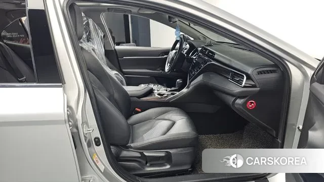 Toyota Camry (XV70) 2018 Серебристо-серый из Кореи, фото 2