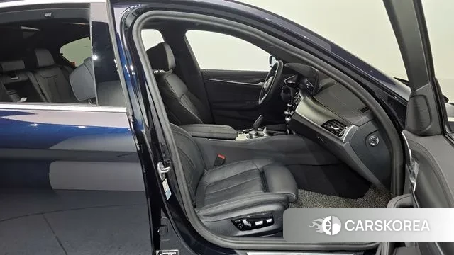 BMW 5 Series (G30) 2023 Черный из Кореи, фото 2