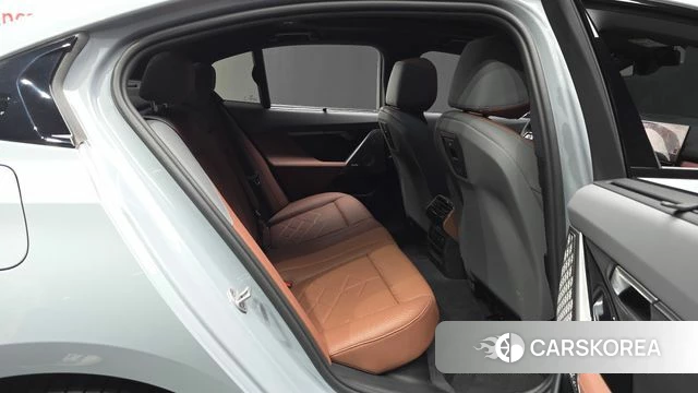 BMW 5 Series (G60) 2025 Серебристо-серый из Кореи, фото 2