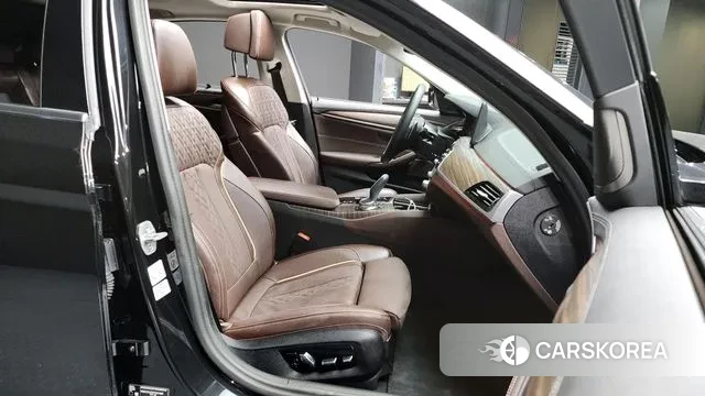 BMW 5 Series (G30) 2023 Черный из Кореи, фото 2