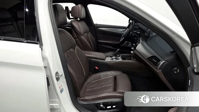 BMW 5 Series (G30) 2018 Белый из Кореи, фото 2