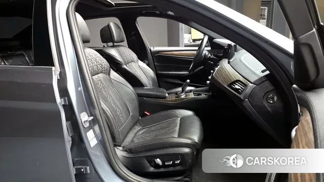 BMW 5 Series (G30) 2018 Серый из Кореи, фото 2