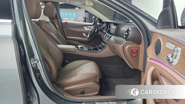 Mercedes-Benz E-Class W213 2018 Серый из Кореи, фото 2